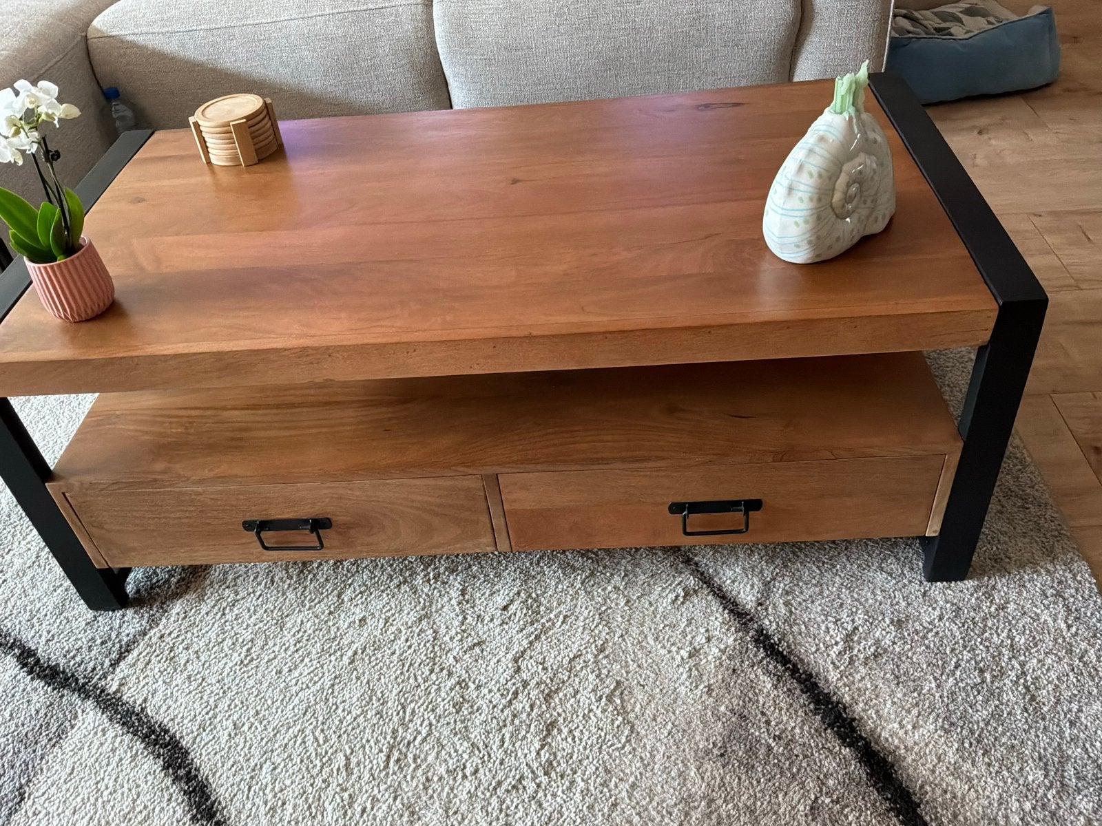 Salontafel van mangohout met metalen frame en 4 lades, Ophalen, 100 tot 150 cm, 50 tot 100 cm, Zo goed als nieuw
