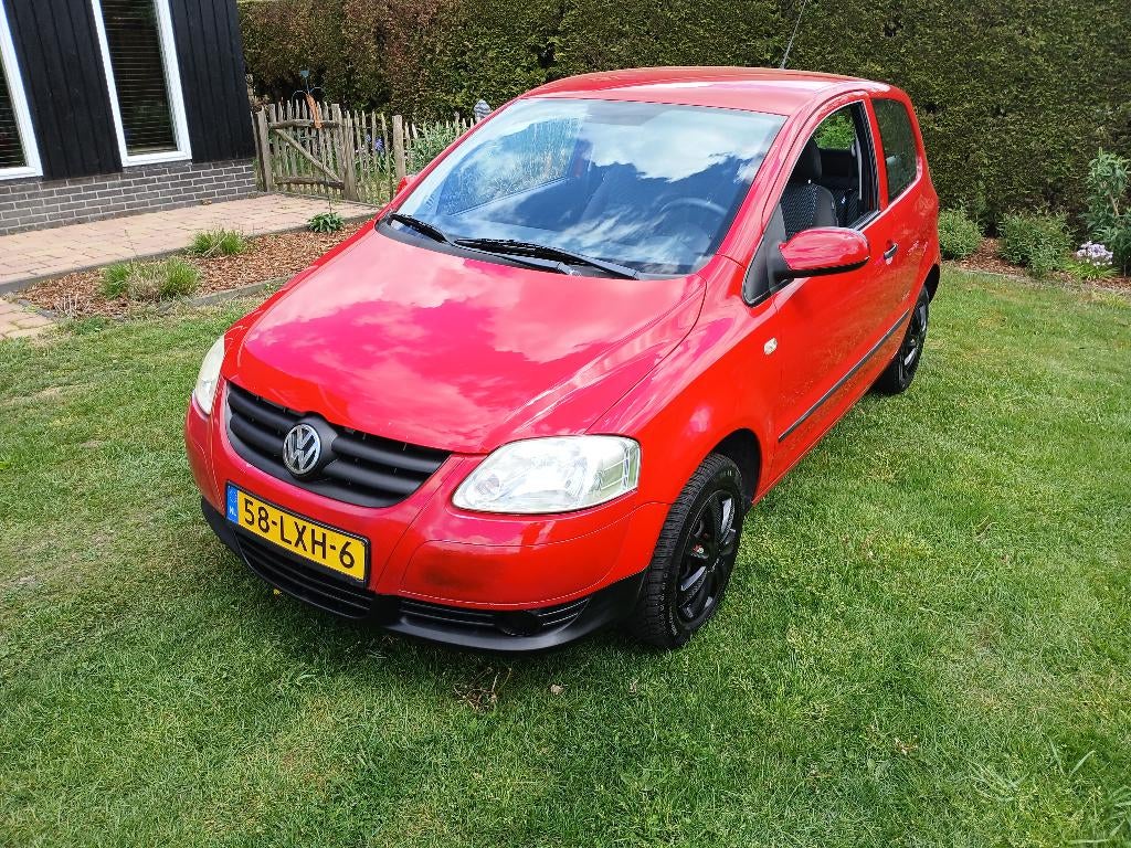 Volkswagen Fox 1.2 40KW 2008 Rood NWE APK AIRCO, Auto's, Volkswagen, Bedrijf, Fox, ABS, Airbags, Airconditioning, Centrale vergrendeling