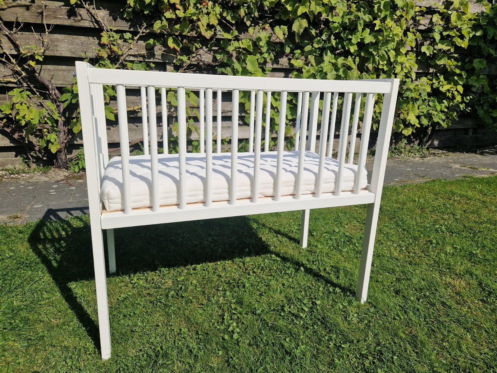 Wiegje 60x90 cm met matras, zeer goede staat, Lattenbodem, 85 tot 100 cm, Ophalen of Verzenden, Zo goed als nieuw