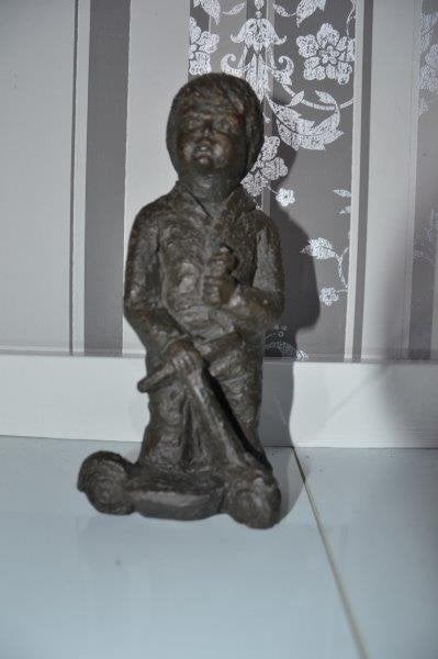 Beeldje van geert kunen, 21cm., Overige onderwerpen, Ophalen of Verzenden, Handgemaakt, 20 - 50 cm