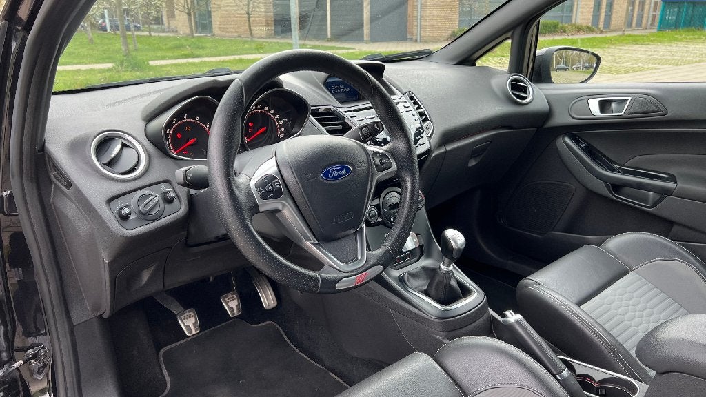 Ford Fiesta ST 2015 (UNIEK! 240pk! Nieuwe dstr. riem!), Auto's, 1596 cc, 4 cilinders, Leder en Stof, Handgeschakeld