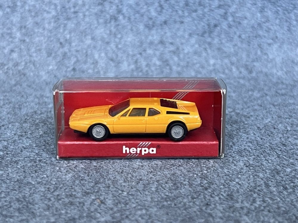 BMW E26 M1 donkergeel / licht oranje Herpa 1:87 OVP, Ophalen of Verzenden, Gebruikt, Auto, Herpa
