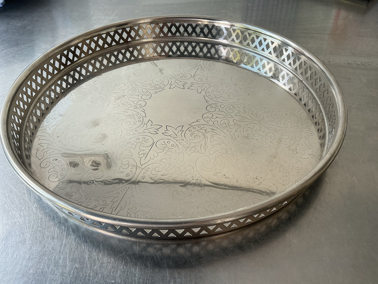 zilverkleurige ronde dienblad met gravures 28 cm, Ophalen