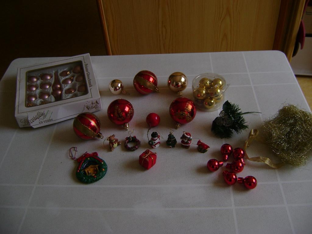 doos kleine kerstballetjes met piek rode en goude kerstballe, Diversen, Kerst, Ophalen of Verzenden, Zo goed als nieuw