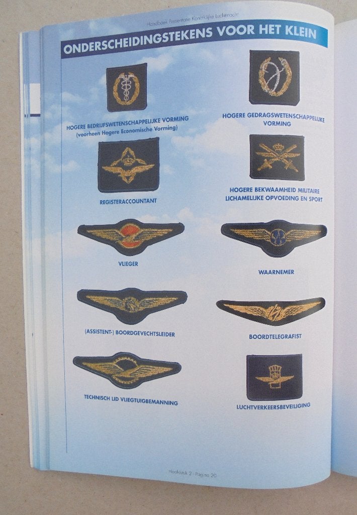 Kon Luchtmacht Handboek Presentatie, tenues en emblemen., Ophalen of Verzenden, Luchtmacht, Nederland, Embleem of Badge