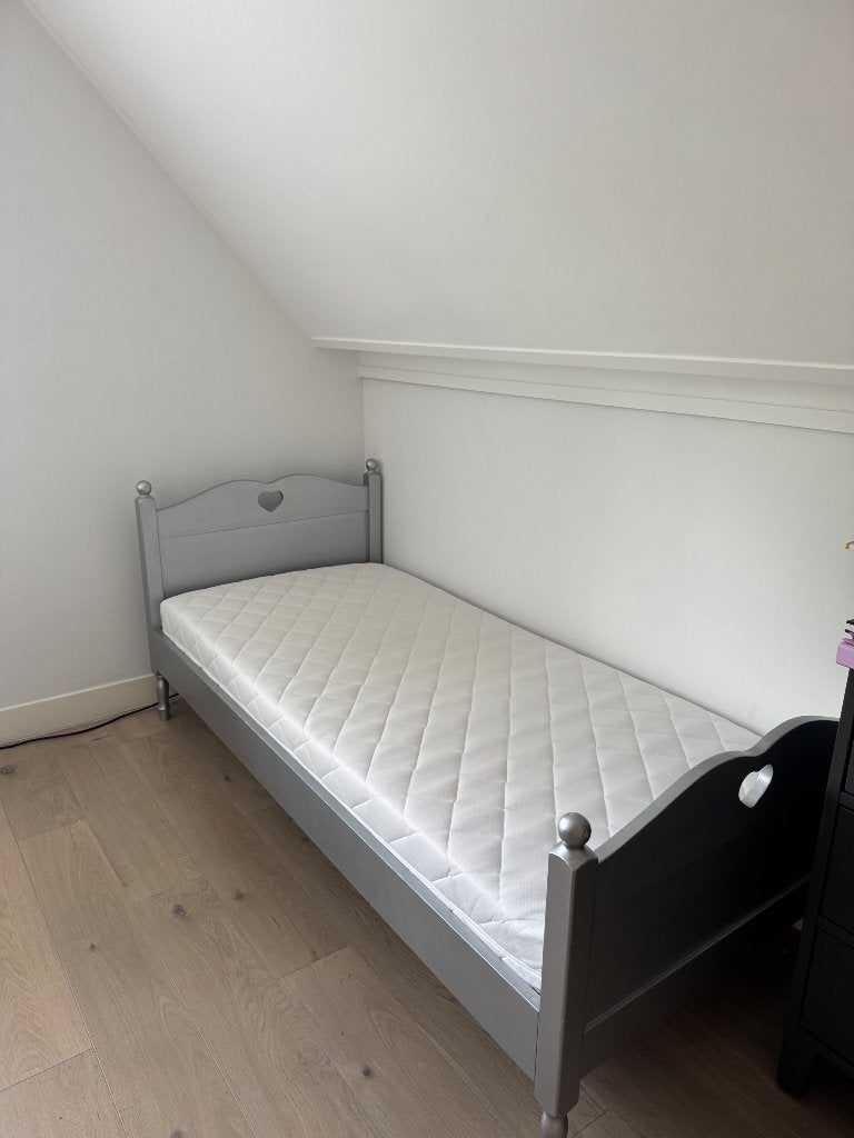 Kinderbed - metallic grijs, Ophalen, 85 tot 100 cm, Gebruikt, Lattenbodem