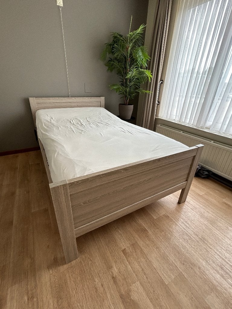 Seniorenbed elektrisch verstelbaar (twijfelaar), Huis en Inrichting, Slaapkamer | Bedden, Ophalen, Beige, Twijfelaar, 120 cm