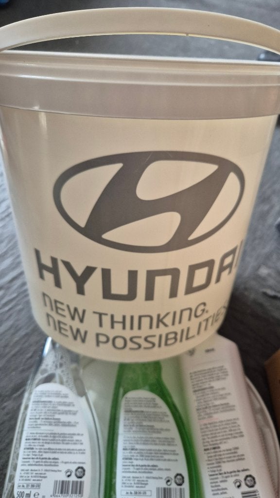 Hyundai emmer met 3 flessen Sonax auto reinigingsproducten, Auto diversen, Ophalen of Verzenden