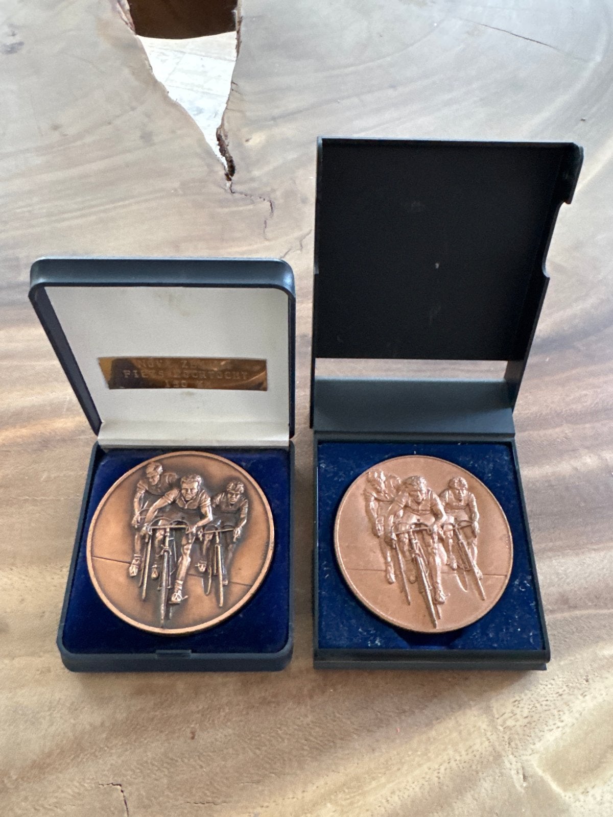 2x Vintage Bronzen Wielermedaille in Doosje, Ophalen of Verzenden, Brons, Nederland