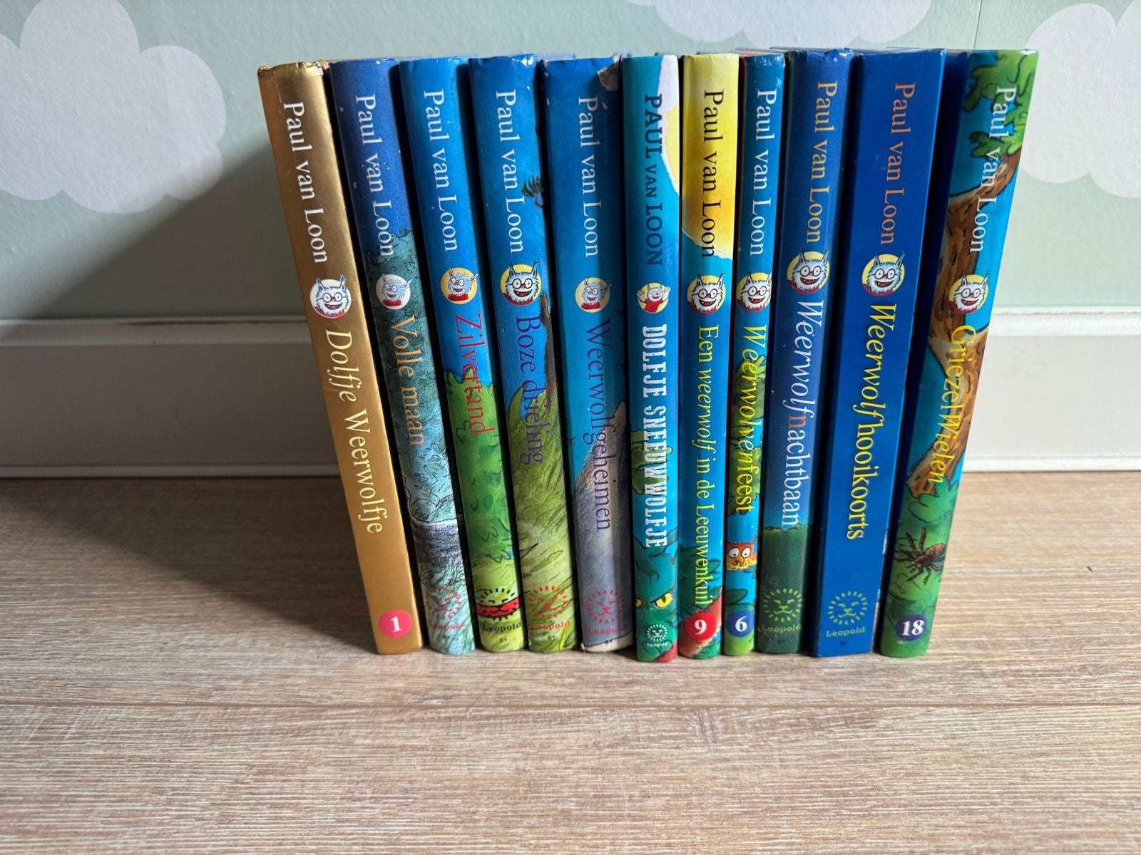 Paul van Loon Dolfje Weerwolfje boeken -  11 stuks, Ophalen of Verzenden, Zo goed als nieuw, Fictie algemeen