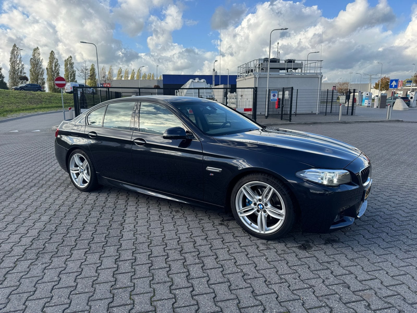 BMW 5-Serie 2.0 520I AUT 184 PK Sedan 2014 Zwart, Auto's, Achterwielaandrijving, 4 cilinders, 2000 kg, Zwart