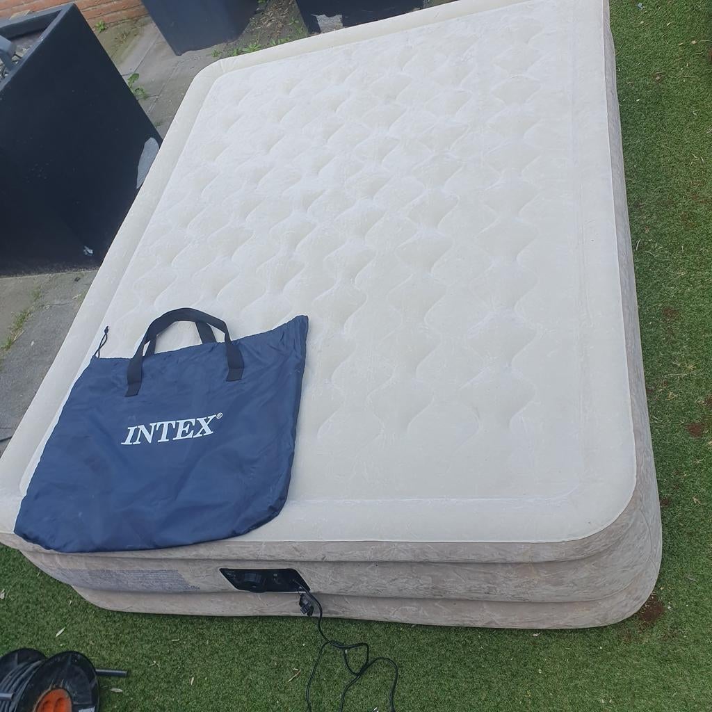 Opblaasbed imtex beige, Caravans en Kamperen, Luchtbedden, Ophalen of Verzenden, Ingebouwde pomp, Zo goed als nieuw, 2-persoons