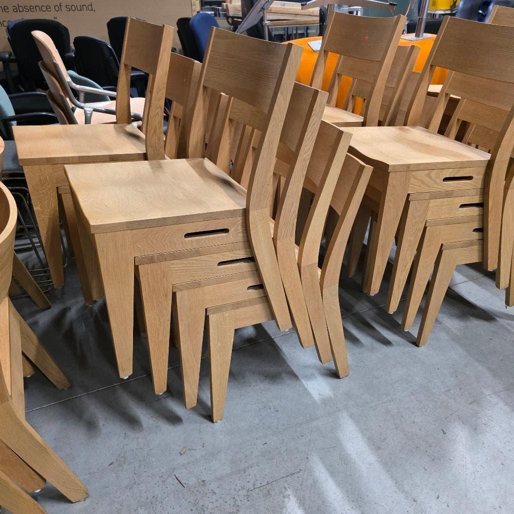 prachtige partij  74 stuks massief houten stapelstoelen, Ophalen, Zo goed als nieuw, Overige kleuren, Vijf, Zes of meer stoelen