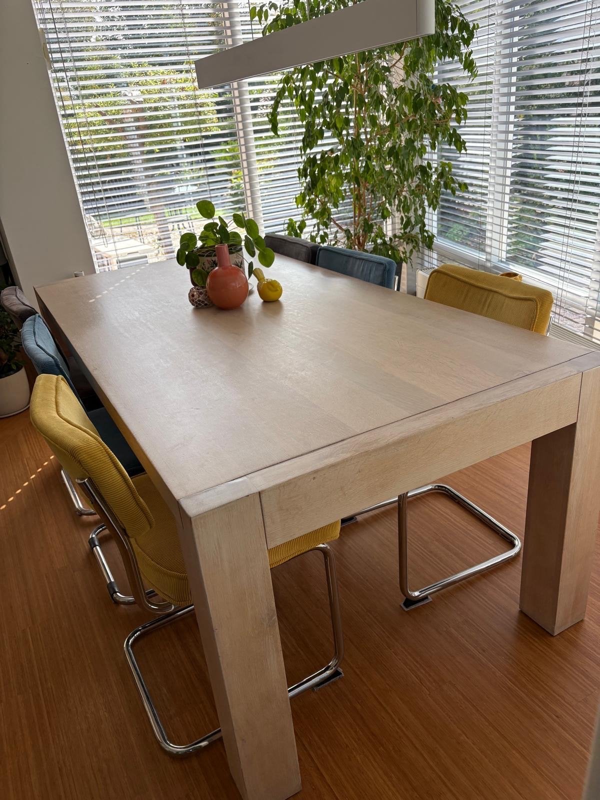 Foto 2 van Blank eiken eettafel met 6 stoelen - Modern en comfortabel