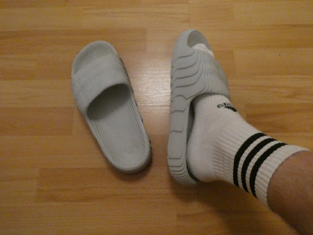 adidas slippers maat 9, Kleding | Heren, Slippers, Overige kleuren, Ophalen of Verzenden, Zo goed als nieuw