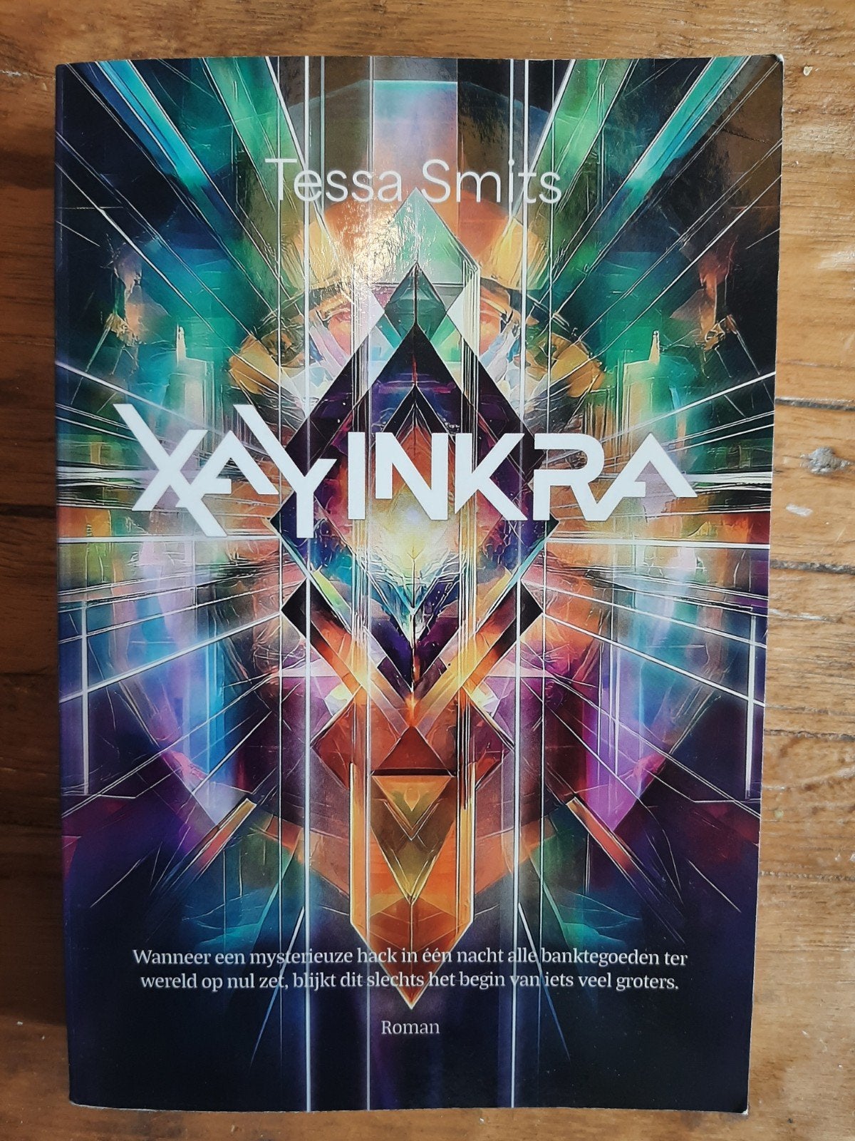 Xayinkra - Tessa Smits (Roman) 1x gelezen, Boeken, Ophalen, Zo goed als nieuw, Tessa Smits, Nederland
