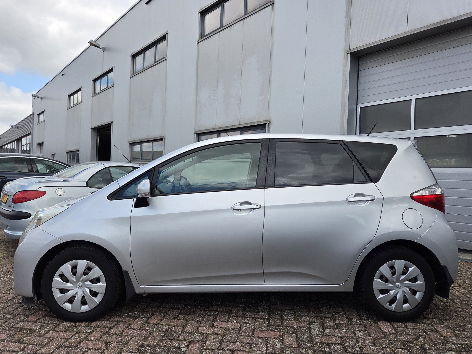 Toyota Verso-S 1.3 VVT-i Aspiration / Automaat / Camera / Ai, Auto's, Toyota, Euro 5, Gebruikt, 4 cilinders, Bedrijf