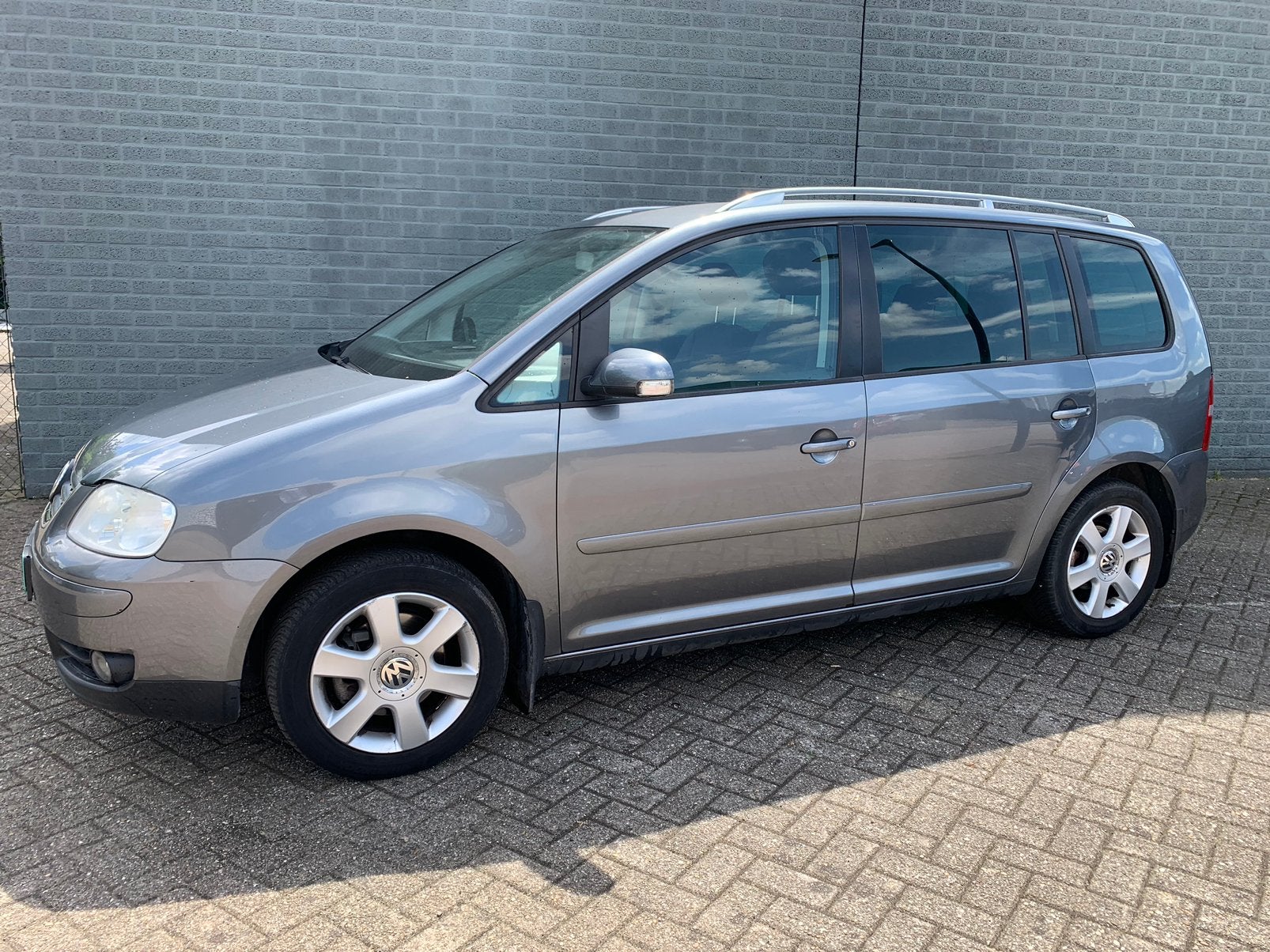 Volkswagen Touran 2.0 FSI AIRCO NIEUWE APK  1295,- euro, Auto's, Volkswagen, Voorwielaandrijving, Stof, Zwart, 1984 cc