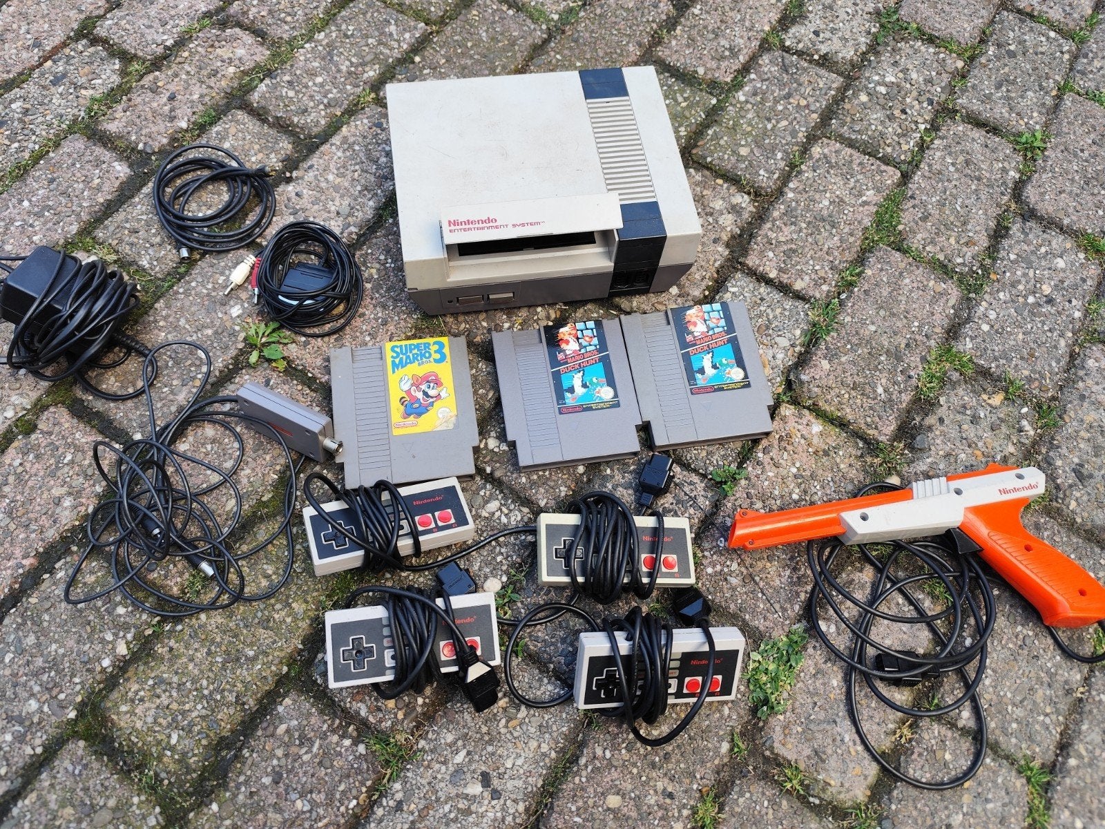 Nintendo NES Classic Console met 4 controllers en games, Ophalen of Verzenden, Gebruikt, Met 3 controllers of meer, Met zapper/pistool