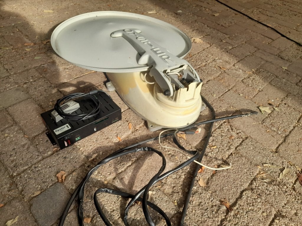 Oyster tv schotel met onderdelen, kastjes, Ophalen, Gebruikt, (Schotel)antenne-accessoires, Overige merken