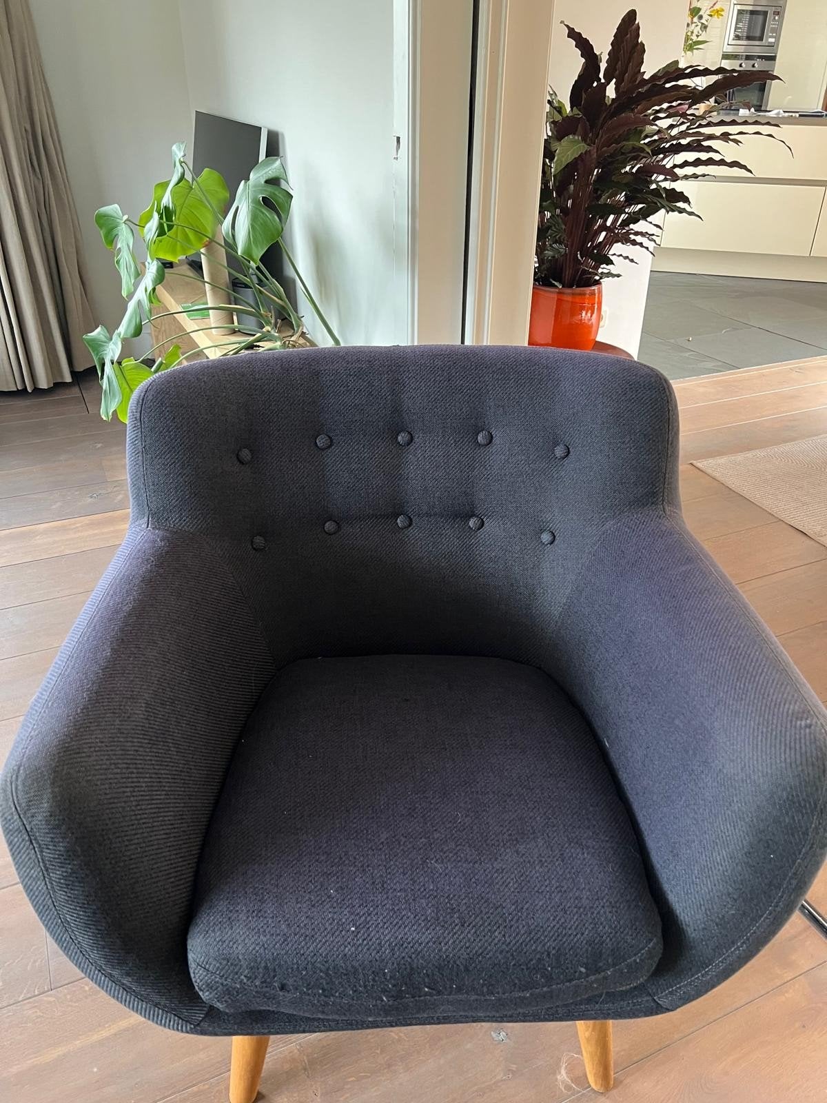 Grijsblauwe fauteuil met knopen, houten poten, Ochre & Red, Ophalen, Gebruikt, Hout, Modern, Klassiek, Comfortabel