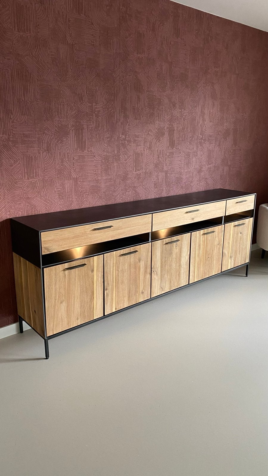 Foto 2 van Houten dressoir 240 cm met LED verlichting