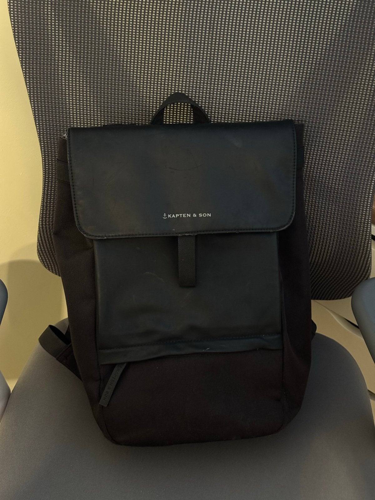 Kapten & Son Fynn Black Zwart Rugzak - Stijlvol & Compact, Sieraden, Tassen en Uiterlijk, Overige merken, 25 tot 40 cm, Ophalen of Verzenden