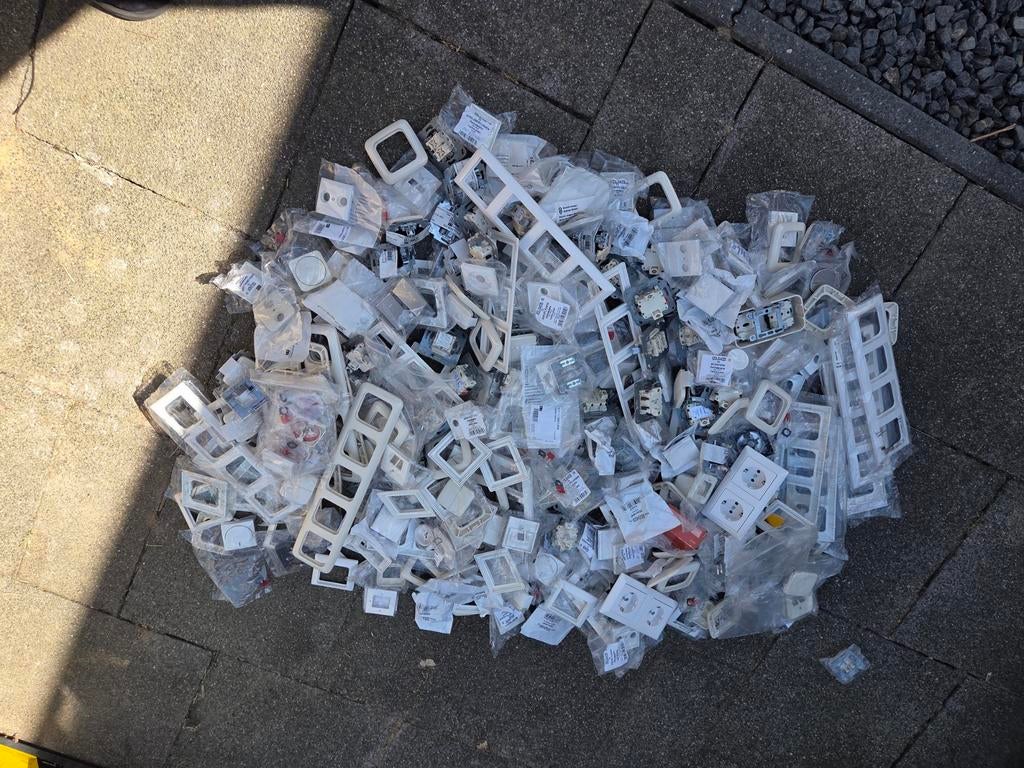 Hele doos schakelmaterialen Busch Jaeger en Jung, Doe-het-zelf en Verbouw, Elektra en Kabels, Ophalen of Verzenden, Nieuw, Schakelaar