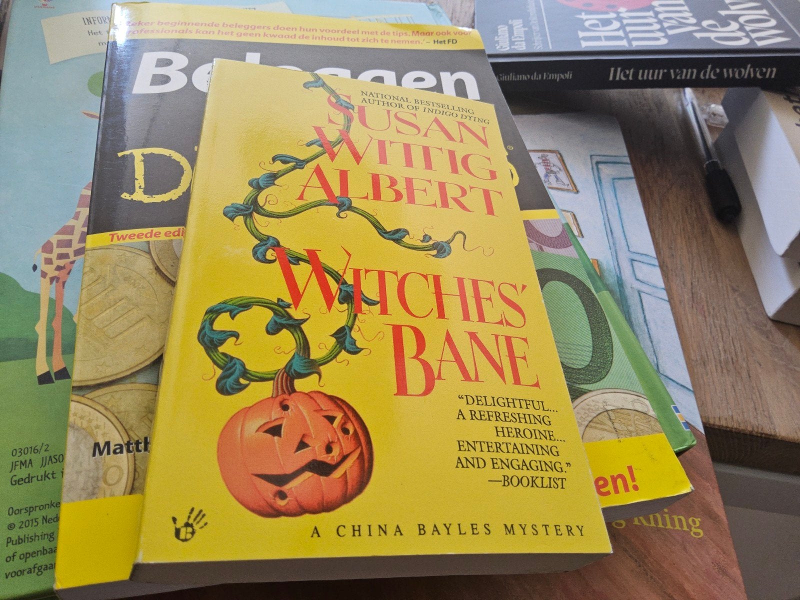 Witches' Bane  China Bayles Mystery door Susan Wittig Albert, Boeken, Ophalen of Verzenden, Zo goed als nieuw, Susan Wittig Albert