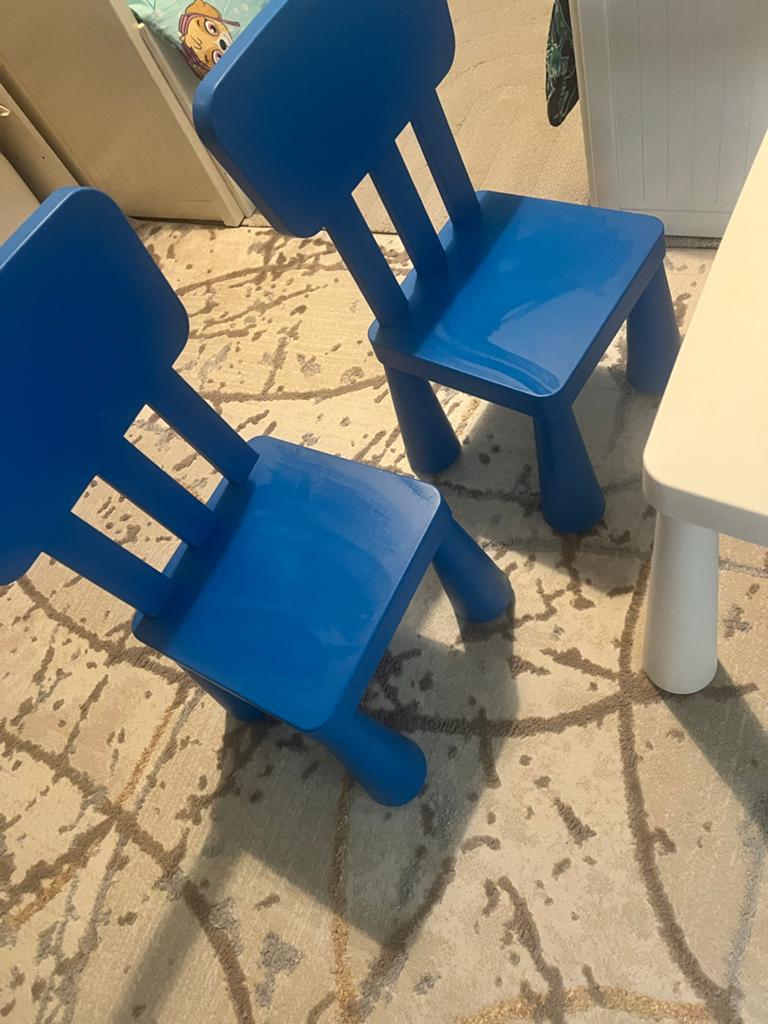 IKEA Kindertafel met 2 stoelen - Uitstekende staat, Kinderen en Baby's, Kinderkamer | Tafels en Stoelen, Ophalen of Verzenden