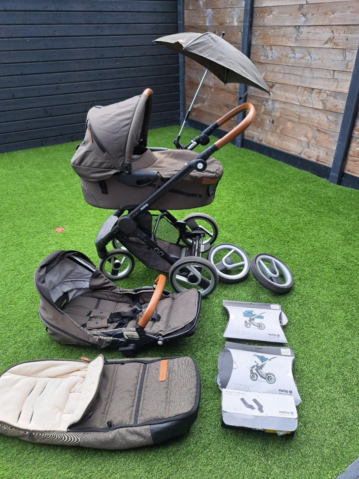 zeer complete MUTSY EVO Olive, Ophalen, Zo goed als nieuw, Mutsy