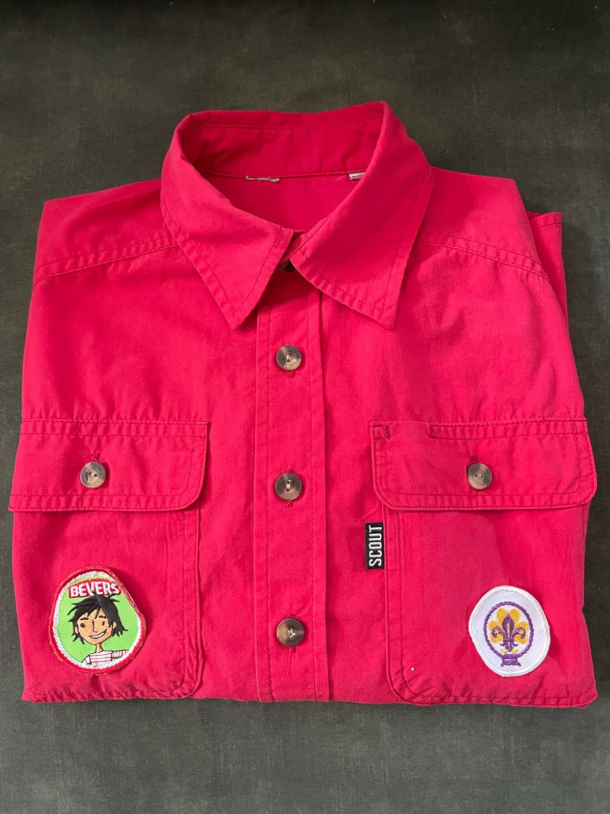 Scouting blouse rood bevers met badges, maat 134, Kinderen en Baby's, Verzenden, Zo goed als nieuw, Jongen of Meisje, Overhemd of Blouse