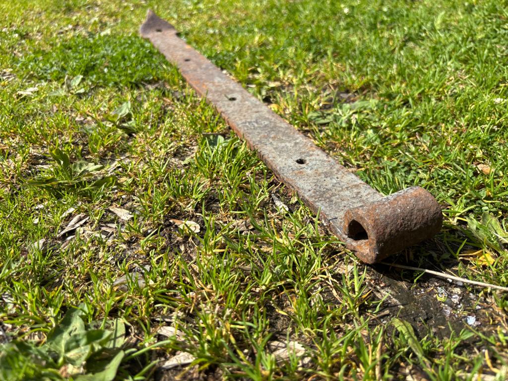 Oude roestige scharnier voor poort of deur, Ophalen of Verzenden, Gebruikt, IJzer, Scharnier