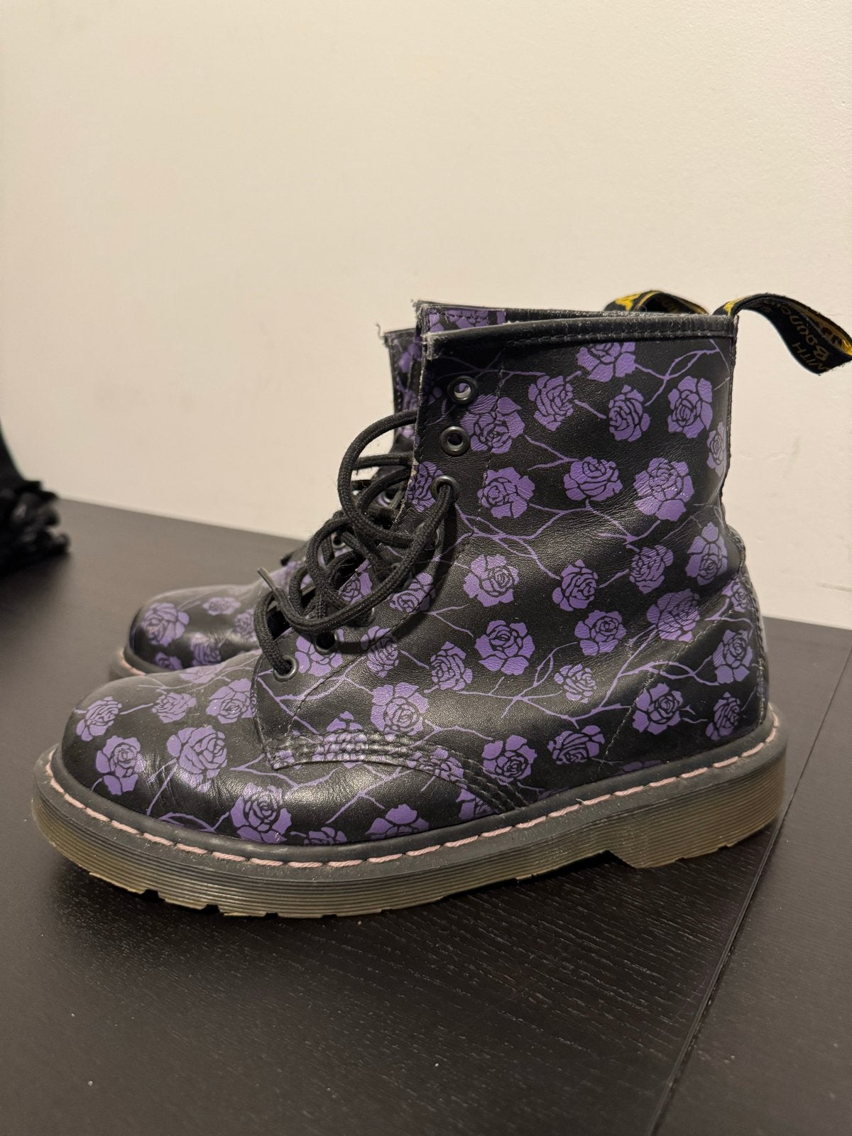 Dr. Martens met paarse rozenprint, Zwart, Lage of Enkellaarzen, Ophalen of Verzenden, Gedragen