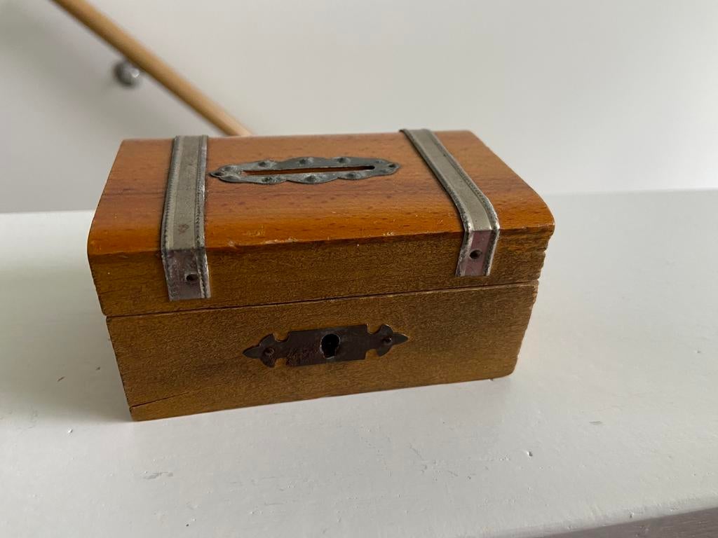Kleine oude spaarpot geldkistje van hout 10x6 cm nostalgie, Ophalen of Verzenden