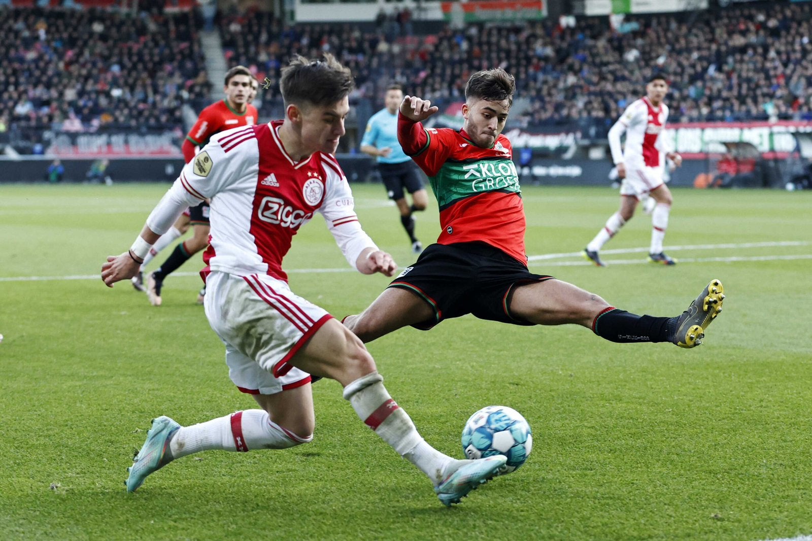 Ajax - Nec 2 tickets naast elkaar 100% BETROUWBAAR, Twee personen, Mei