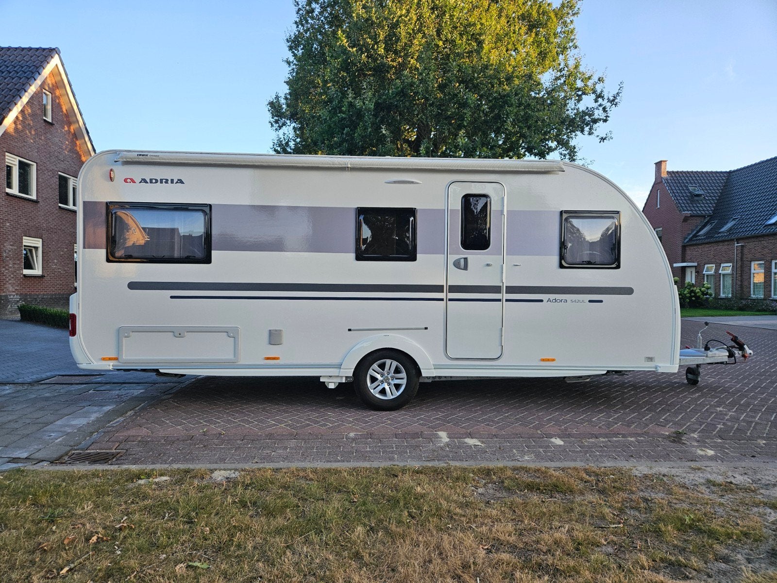 Adria Adora 542UL, Enkele bedden, Mover, Elektrische steunen, Rondzit, Schokbreker, Particulier, Adria