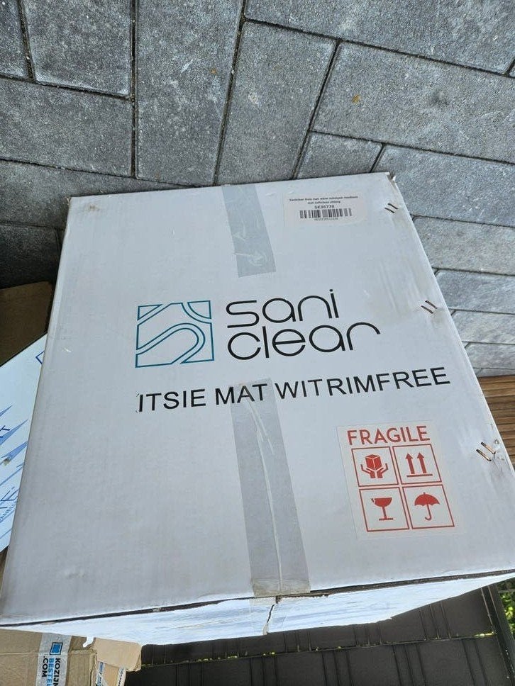 Saniclear Itsie mat wit hangend toilet met wc bril, Doe-het-zelf en Verbouw, Sanitair, Ophalen, Nieuw, Steen, Toilet