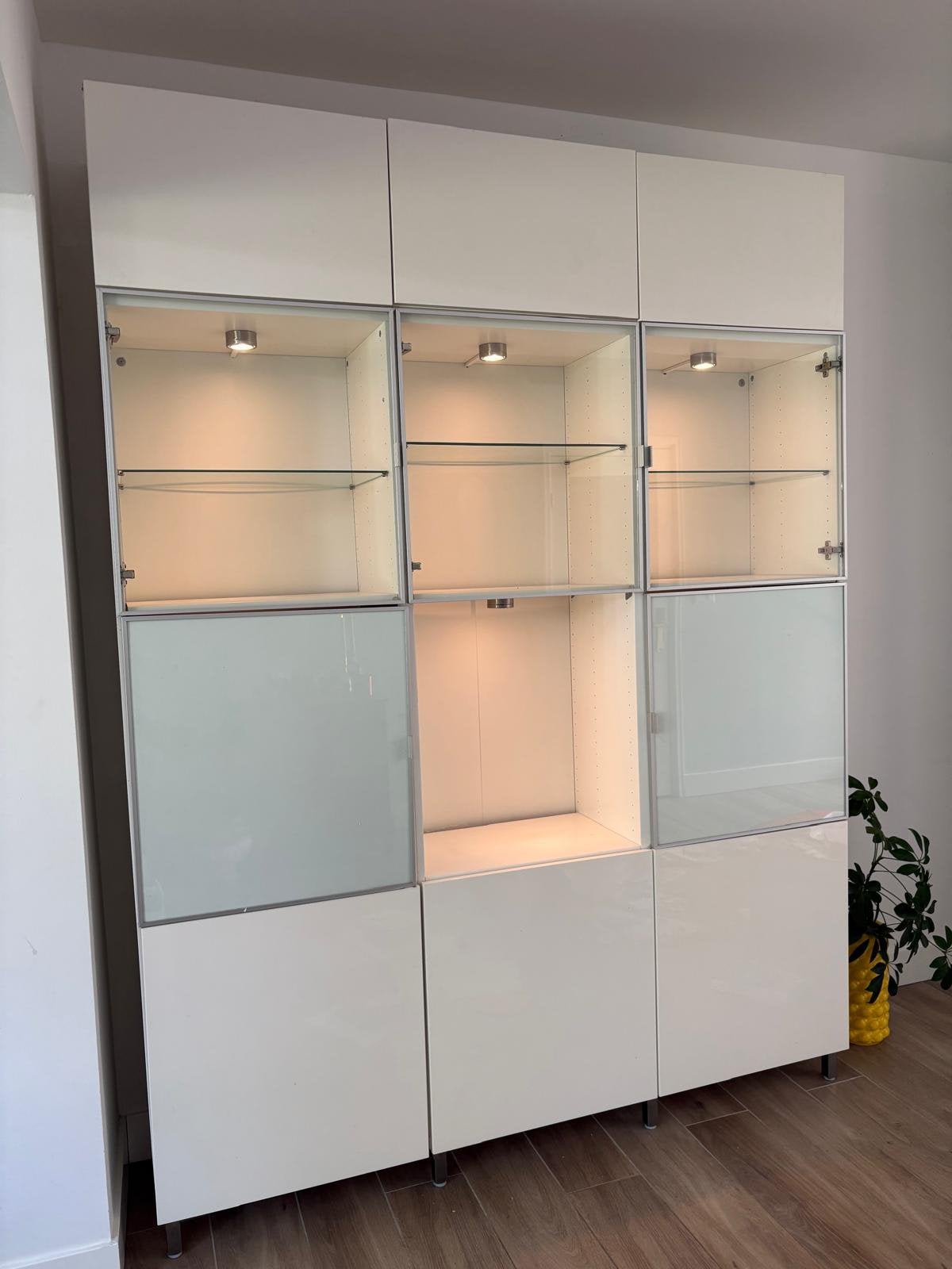 IKEA BESTÅ kastcombinatie met vitrinedeuren en verlichting, Huis en Inrichting, Kasten | Wandmeubels, Ophalen, 200 cm of meer