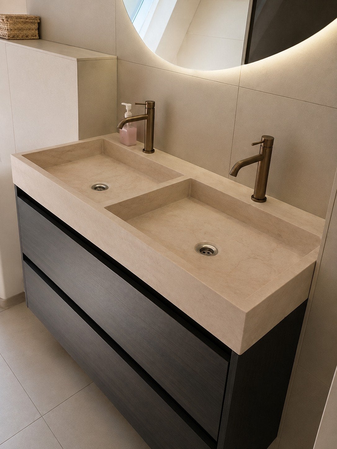 Travertin marmer wastafel 100x46cm, Doe-het-zelf en Verbouw, Sanitair, Ophalen, Zo goed als nieuw, Steen, Wastafel