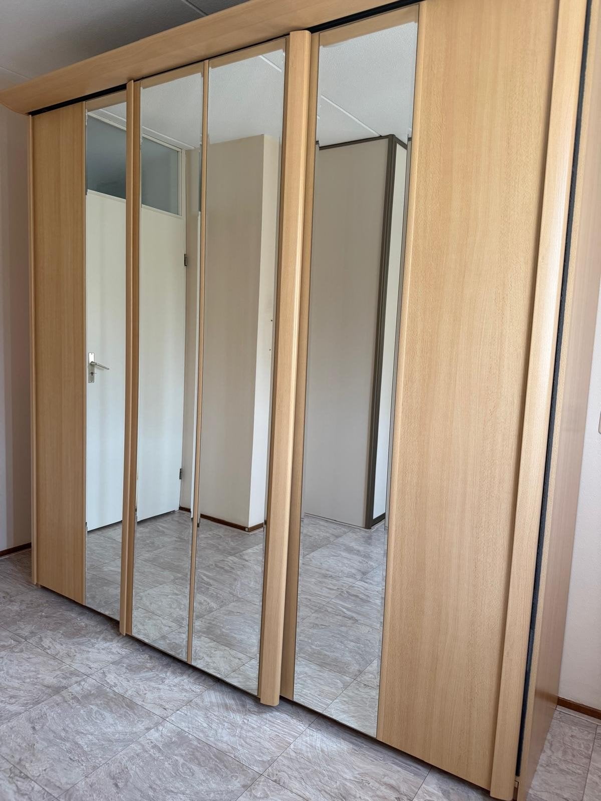 Degelijke kledingkast GRATIS, Huis en Inrichting, Ophalen, Gebruikt, 200 cm of meer, 200 cm of meer