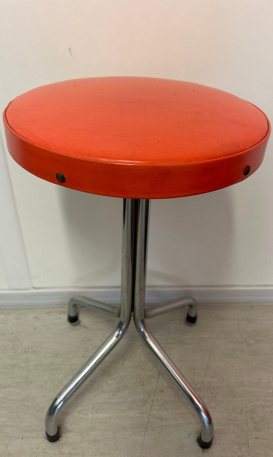 Krukje 50 cm hoog, 30 cm diameter, oranje zitting, Ophalen, Gebruikt, Staal