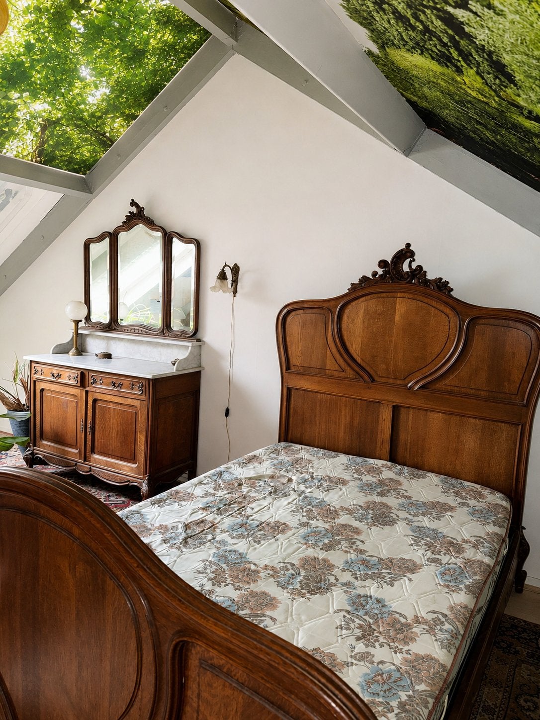 Antiek bed (130x200) met bijpassend kastje, Ophalen