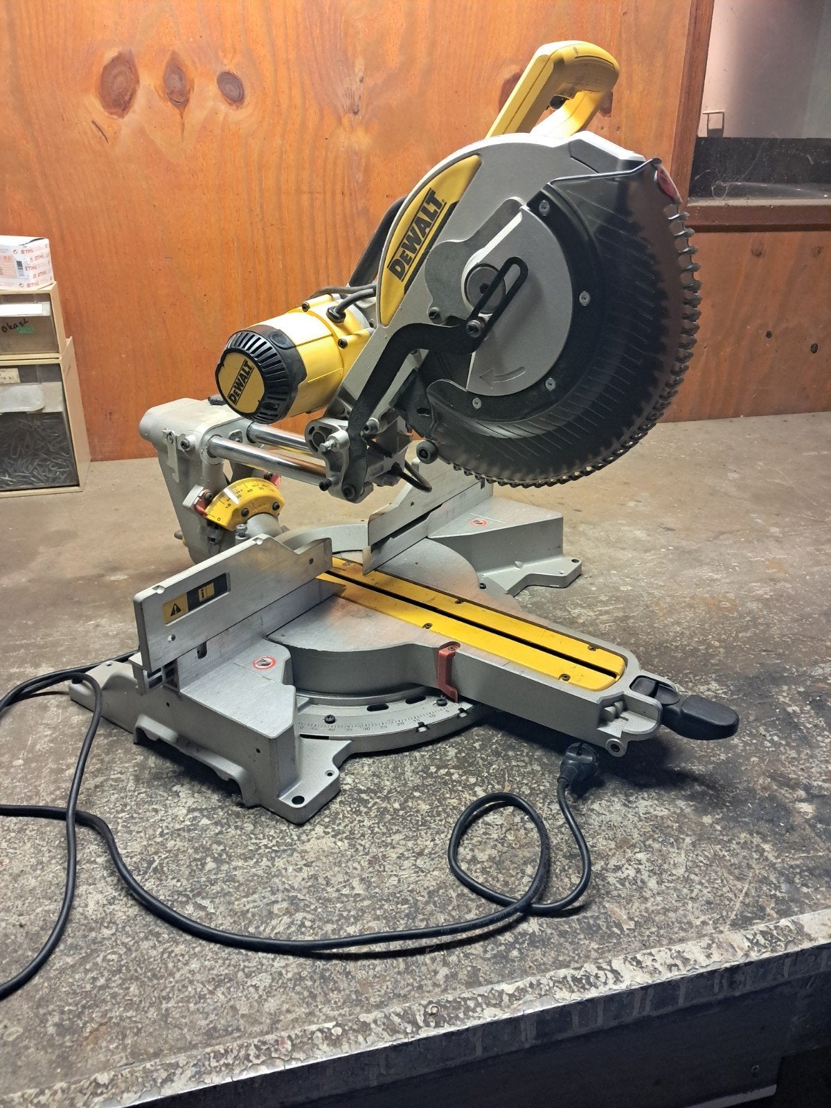 Dewalt DWS780 Afkortzaag - Krachtig en Groot, Ophalen, 1200 watt of meer, Afkortzaag, 70 mm of meer