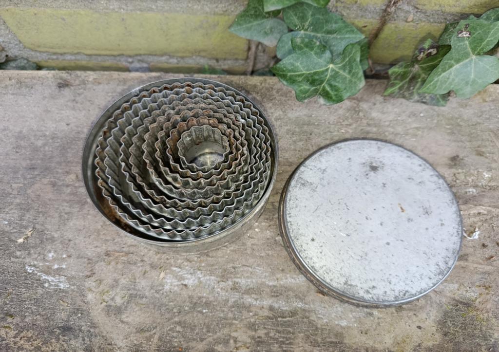 Vintage uitsteekvormpjes set in blik, Ophalen of Verzenden