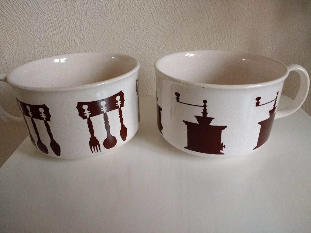 2 grote vintage soepkommen met bestek of koffiemolen erop, Ophalen of Verzenden, Zo goed als nieuw, Kom(men), Overige stijlen