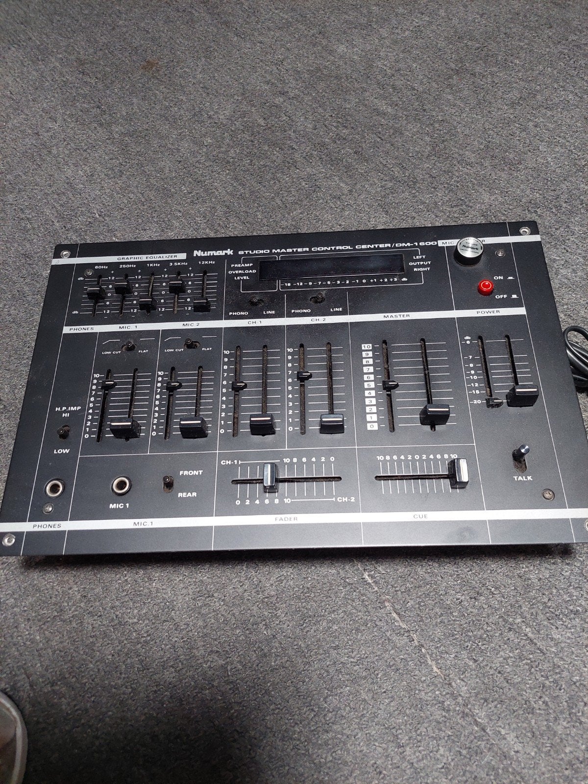 Numark DM-1600 Studio Master Control Center Mixer, Ophalen of Verzenden, Gebruikt, 5 tot 10 kanalen, Microfooningang