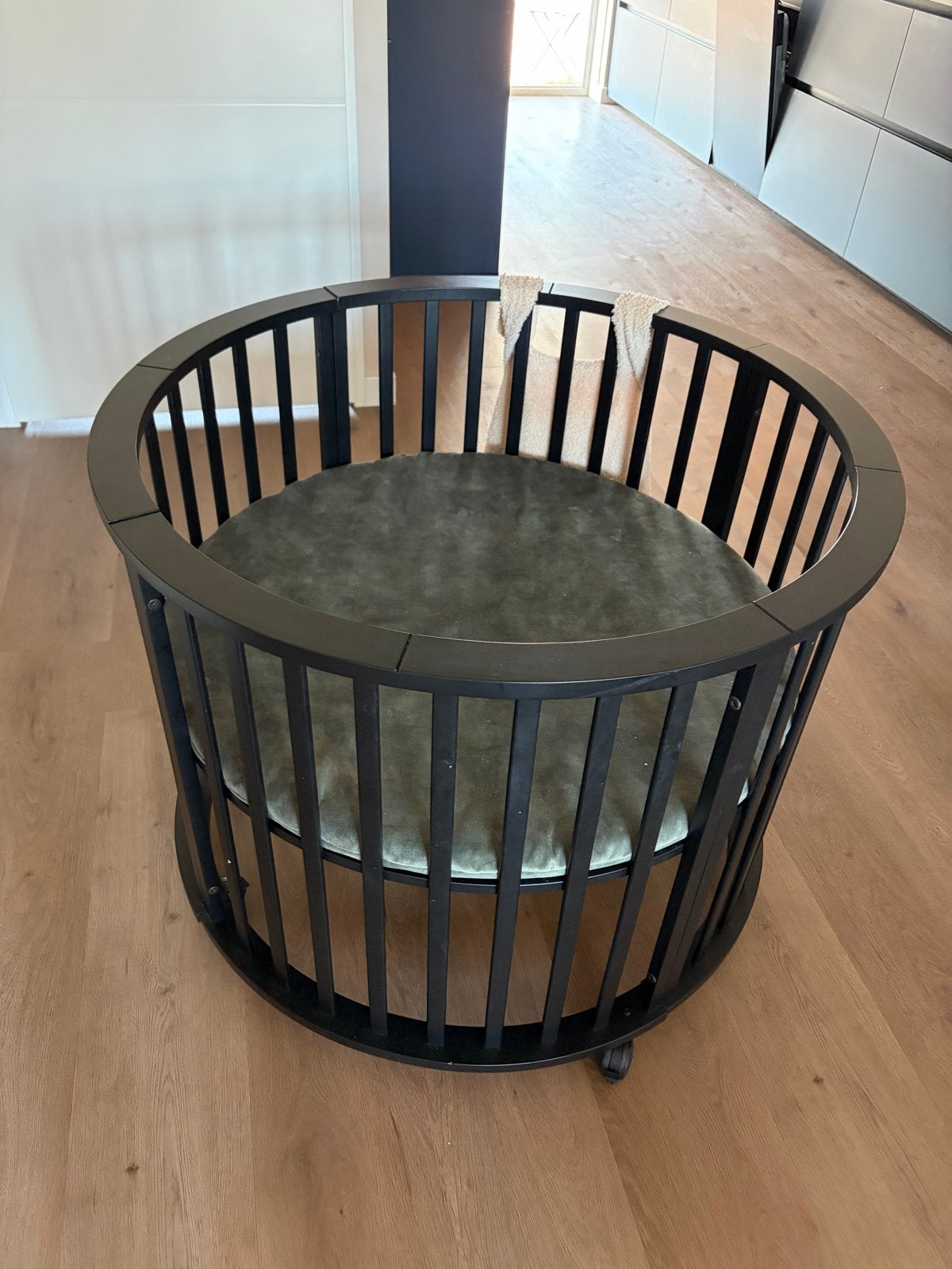 Ronde babybox - Zwart met comfortabel matras, Ophalen, Gebruikt, Rond, Wieltjes