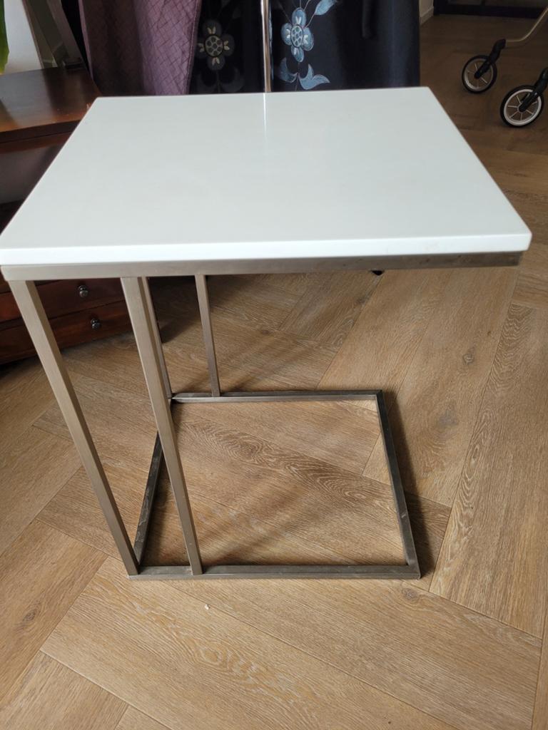 Degelijke bijzettafel chroom met wit blad, Huis en Inrichting, Tafels | Bijzettafels, Ophalen, Rond, Minder dan 55 cm, 45 tot 60 cm
