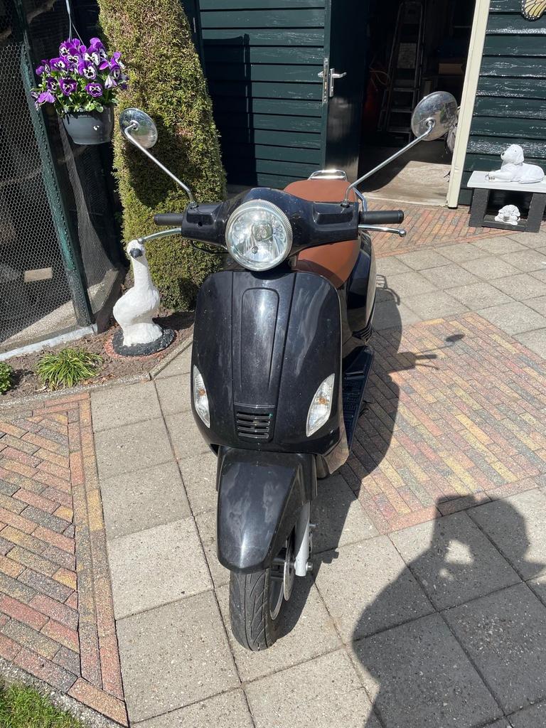 IVA Lux 50 Scooter - Zwart met bruin zadel, Fietsen en Brommers, Snorfietsen en Snorscooters, Ophalen, Gebruikt, Benzine, Overige merken